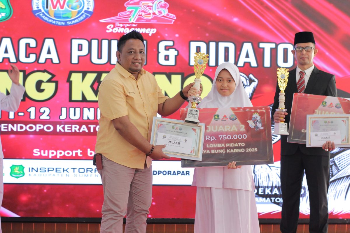 TESENYUM: Ketua IWO Sumenep, Imam Mustain R, saat memberikan penghragaan kepada salah satu peserta terbaik lomba pidato gaya Bung Karno 2025 (Mufti Che - Seputar Jatim)