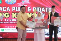 TESENYUM: Ketua IWO Sumenep, Imam Mustain R, saat memberikan penghragaan kepada salah satu peserta terbaik lomba pidato gaya Bung Karno 2025 (Mufti Che - Seputar Jatim)