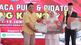 TESENYUM: Ketua IWO Sumenep, Imam Mustain R, saat memberikan penghragaan kepada salah satu peserta terbaik lomba pidato gaya Bung Karno 2025 (Mufti Che - Seputar Jatim)