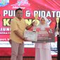 TESENYUM: Ketua IWO Sumenep, Imam Mustain R, saat memberikan penghragaan kepada salah satu peserta terbaik lomba pidato gaya Bung Karno 2025 (Mufti Che - Seputar Jatim)