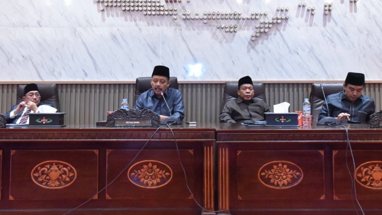 FOKUS: Wakil Bupati Sumenep, Imam Hasyim, saat menghadiri rapat paripurna bersama Ketua DPRD Sumenep Zainal Arifin, serta anggota fraksi-fraksi DPRD (Doc. Seputar Jatim)