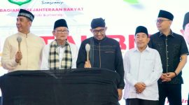 SEMANGAT: Bupati Sumenep, Achmad Fauzi Wongsojudo yang didampingi Wabup Sumenep, Penyair Nasional, serta jajaran Forkopimda saat memukul beduk dalam rangka Takbir Akbar Hari Raya Idul Adha 1446 H (Doc. Seputar Jatim)