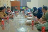 BERBINCANG: Wakil Bupati Sumenep, Imam Hasyim, menyambut baik kedatangan pengurus Asosiasi Wisata Olahraga dan Minat Khusus Indonesia (ISSITA) di rumah dinas setempat (Foto Istimewa)