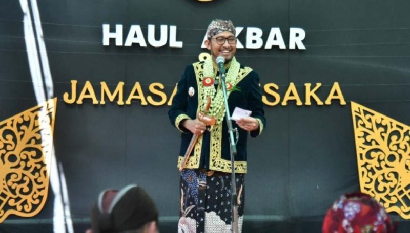 TERSENYUM: Bupati Sumenep, Achmad Fauzi Wongsojudo, saat Memberikan Sambutan di Acara Jamasan Keris di Desa Aeng Tongtong (Doc. Seputar Jatim)