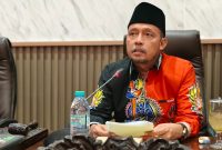 PAKAI BATIK: Ketua DPRD Sumenep, Zainal Arifin, saat menjelaskan nota penjelasan tiga raperda pada rapat paripurna (Doc. Seputar Jatim)