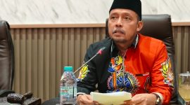 PAKAI BATIK: Ketua DPRD Sumenep, Zainal Arifin, saat menjelaskan nota penjelasan tiga raperda pada rapat paripurna (Doc. Seputar Jatim)