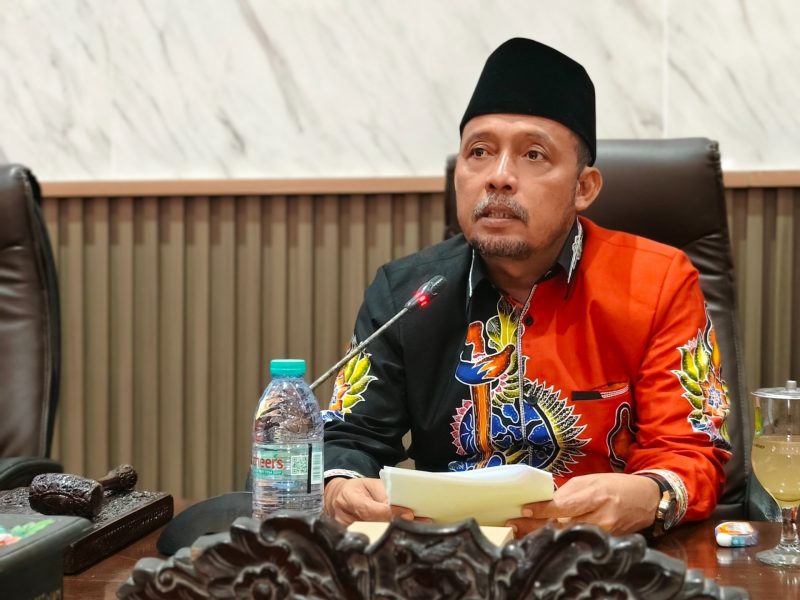 PAKAI BATIK: Ketua DPRD Sumenep, Zainal Arifin, saat menjelaskan nota penjelasan tiga raperda pada rapat paripurna (Doc. Seputar Jatim)