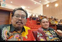 SELFIE: Kepala bidang Pengelolaan Pendapatan Bapenda Sumenep  Akh. Sugiharto (kiri) bersama Kepada Badan Pendapatan Daerah, Faruk Hanafi (kanan) (Doc Seputar Jatim)