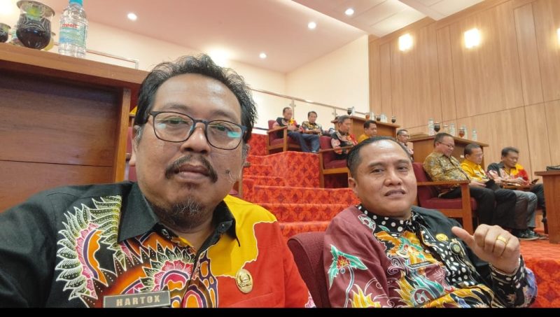 SELFIE: Kepala bidang Pengelolaan Pendapatan Bapenda Sumenep  Akh. Sugiharto (kiri) bersama Kepada Badan Pendapatan Daerah, Faruk Hanafi (kanan) (Doc Seputar Jatim)