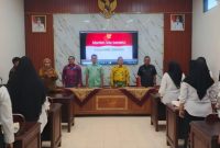 BERIDIRI: Disnaker Sumenep saat pembukaan pelatihan dengan peserta (SandiGT - Seputar Jatim)