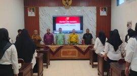 BERIDIRI: Disnaker Sumenep saat pembukaan pelatihan dengan peserta (SandiGT - Seputar Jatim)