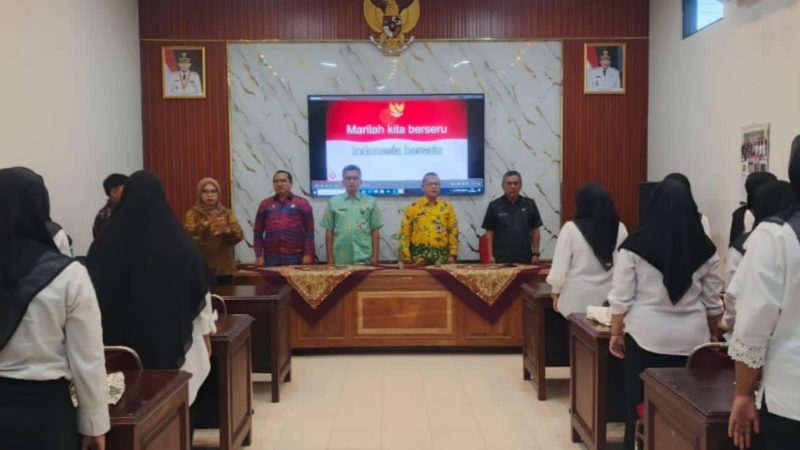 BERIDIRI: Disnaker Sumenep saat pembukaan pelatihan dengan peserta (SandiGT - Seputar Jatim)