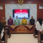 BERIDIRI: Disnaker Sumenep saat pembukaan pelatihan dengan peserta (SandiGT - Seputar Jatim)