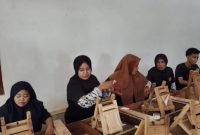 BAHAGIA: Karyawan saat memproduksi rokok di Gudang Produksi PR Madu Wangi (Doc. Seputar Jatim)