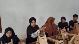 BAHAGIA: Karyawan saat memproduksi rokok di Gudang Produksi PR Madu Wangi (Doc. Seputar Jatim)