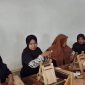 BAHAGIA: Karyawan saat memproduksi rokok di Gudang Produksi PR Madu Wangi (Doc. Seputar Jatim)