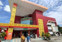 CERAH: Dua wanita sedang berjalan di depan Gedung Poli RSUD dr. H. Moh. Anwar Sumenep (Doc. Seputar Jatim)