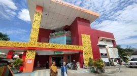 CERAH: Dua wanita sedang berjalan di depan Gedung Poli RSUD dr. H. Moh. Anwar Sumenep (Doc. Seputar Jatim)