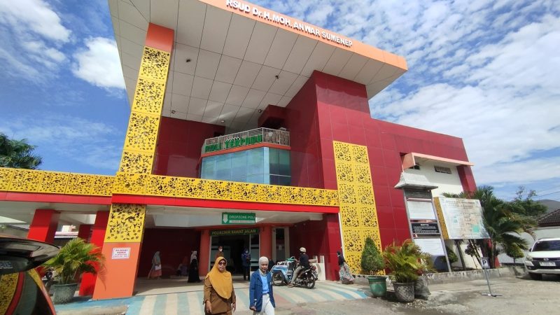 CERAH: Dua wanita sedang berjalan di depan Gedung Poli RSUD dr. H. Moh. Anwar Sumenep (Doc. Seputar Jatim)