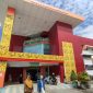 CERAH: Dua wanita sedang berjalan di depan Gedung Poli RSUD dr. H. Moh. Anwar Sumenep (Doc. Seputar Jatim)