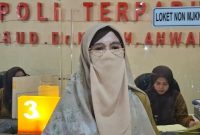 BERCADAR: Seksi Informasi RSUD dr. H. Moh. Anwar Sumenep, Erfin Sukayati, saat ditemui di Ruang Poli Terpadu (Doc. Seputar Jatim)