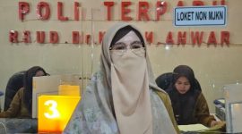 BERCADAR: Seksi Informasi RSUD dr. H. Moh. Anwar Sumenep, Erfin Sukayati, saat ditemui di Ruang Poli Terpadu (Doc. Seputar Jatim)