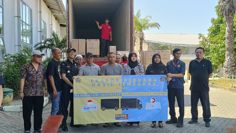 SIAP: Owner PT ESM bersama Tim saat Pelepasan pengiriman 10 juta batang rokok King Bravo di Pamekasan yang siap ekspor ke Filipina (Foto Istimewa)