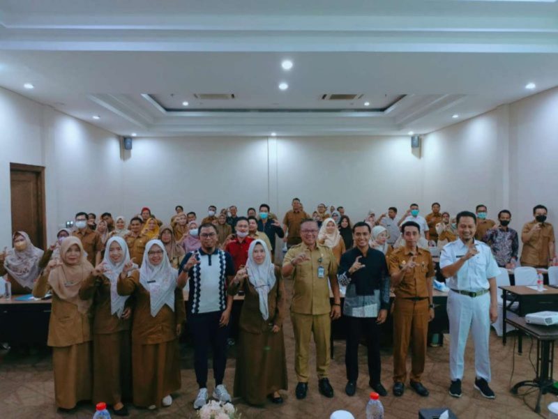 KOMPAK: foto bersama peserta tata laksana dan rehabilitasi penderita dm di fktp (SandiGT - Seputar Jatim)