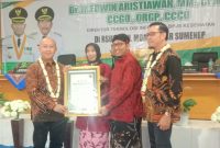 BAHAGIA: Direktur Teknologi Informasi BPJS Kesehatan, Edwin Aristiawan, saat memberikan penghargaan kepada Direktur RSUD dr. H. Moh. Anwar, Erliyati, yang didampingi Bupati Sumenep, Achmad Fauzi Wongsojudo (Doc. Seputar Jatim)