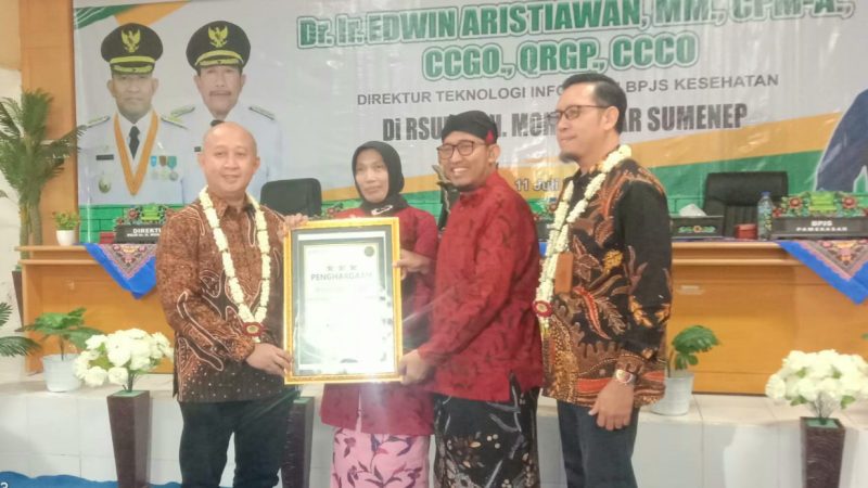 BAHAGIA: Direktur Teknologi Informasi BPJS Kesehatan, Edwin Aristiawan, saat memberikan penghargaan kepada Direktur RSUD dr. H. Moh. Anwar, Erliyati, yang didampingi Bupati Sumenep, Achmad Fauzi Wongsojudo (Doc. Seputar Jatim)