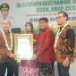 BAHAGIA: Direktur Teknologi Informasi BPJS Kesehatan, Edwin Aristiawan, saat memberikan penghargaan kepada Direktur RSUD dr. H. Moh. Anwar, Erliyati, yang didampingi Bupati Sumenep, Achmad Fauzi Wongsojudo (Doc. Seputar Jatim)
