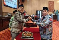 SEMANGAT: Wakil Bupati Sumenep Imam Hasyim bersalaman dengan Ketua DPRD Sumenep, Zainal Arifin, dalam sidang paripurna mengenai Rancangan Perubahan APBD Tahun 2025 (Foto Istimewa)