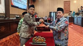 SEMANGAT: Wakil Bupati Sumenep Imam Hasyim bersalaman dengan Ketua DPRD Sumenep, Zainal Arifin, dalam sidang paripurna mengenai Rancangan Perubahan APBD Tahun 2025 (Foto Istimewa)