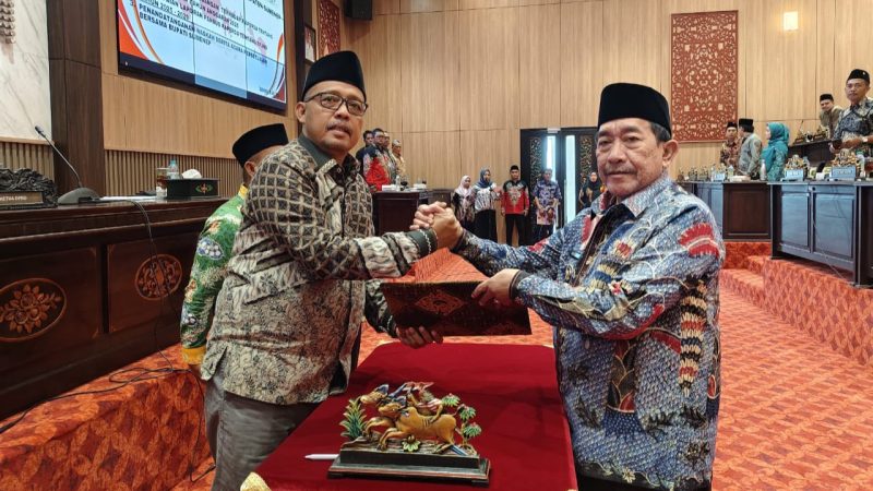 SEMANGAT: Wakil Bupati Sumenep Imam Hasyim bersalaman dengan Ketua DPRD Sumenep, Zainal Arifin, dalam sidang paripurna mengenai Rancangan Perubahan APBD Tahun 2025 (Foto Istimewa)