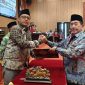 SEMANGAT: Wakil Bupati Sumenep Imam Hasyim bersalaman dengan Ketua DPRD Sumenep, Zainal Arifin, dalam sidang paripurna mengenai Rancangan Perubahan APBD Tahun 2025 (Foto Istimewa)