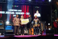 GEMBIRA: Bupati Sumenep, Ahmad Fauzi Wongsojudo (kanan) saat menyerahkan hadiah kepada pemenang sayembara logo Hari Jadi Sumenep ke 756, Anizatuz Zairah (tengah) yang didampingi Kepala Disbudporapar, Moh Iksan (SandiGT - Seputar Jatim)