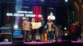 GEMBIRA: Bupati Sumenep, Ahmad Fauzi Wongsojudo (kanan) saat menyerahkan hadiah kepada pemenang sayembara logo Hari Jadi Sumenep ke 756, Anizatuz Zairah (tengah) yang didampingi Kepala Disbudporapar, Moh Iksan (SandiGT - Seputar Jatim)