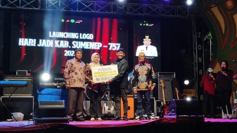 GEMBIRA: Bupati Sumenep, Ahmad Fauzi Wongsojudo (kanan) saat menyerahkan hadiah kepada pemenang sayembara logo Hari Jadi Sumenep ke 756, Anizatuz Zairah (tengah) yang didampingi Kepala Disbudporapar, Moh Iksan (SandiGT - Seputar Jatim)