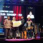 GEMBIRA: Bupati Sumenep, Ahmad Fauzi Wongsojudo (kanan) saat menyerahkan hadiah kepada pemenang sayembara logo Hari Jadi Sumenep ke 756, Anizatuz Zairah (tengah) yang didampingi Kepala Disbudporapar, Moh Iksan (SandiGT - Seputar Jatim)