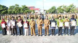 SWAFOTO: Kepala DKUPP Sumenep, Moh. Ramli saat foto bersama Bupati Sumenep, Achmad Fauzi Wongsojudo, usai apel pagi di lapangan pemkab setempat (SandiGT - Seputar Jatim)