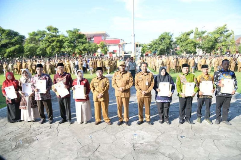 SWAFOTO: Kepala DKUPP Sumenep, Moh. Ramli saat foto bersama Bupati Sumenep, Achmad Fauzi Wongsojudo, usai apel pagi di lapangan pemkab setempat (SandiGT - Seputar Jatim)