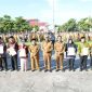SWAFOTO: Kepala DKUPP Sumenep, Moh. Ramli saat foto bersama Bupati Sumenep, Achmad Fauzi Wongsojudo, usai apel pagi di lapangan pemkab setempat (SandiGT - Seputar Jatim)