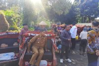 GEMBIRA: Bupati Sumenep, Ahmad Fauzi Wongsojudo saat naik becak listrik (SandiGT - Seputar Jatim)