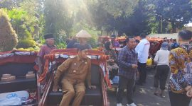 GEMBIRA: Bupati Sumenep, Ahmad Fauzi Wongsojudo saat naik becak listrik (SandiGT - Seputar Jatim)