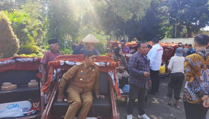 Puluhan Masyarakat Sumenep Dapat Bantuan Becak Listrik dari Prabowo Subianto