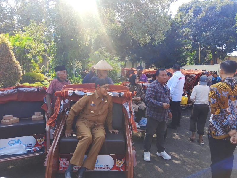 GEMBIRA: Bupati Sumenep, Ahmad Fauzi Wongsojudo saat naik becak listrik (SandiGT - Seputar Jatim)