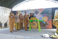 TEPUK TANGAN:Wakil Bupati Sumenep, Imam Hasyim, saat memukul gong sebagai simbolis pembukaan festival tete masa (SandiGT - Seputar Jatim)