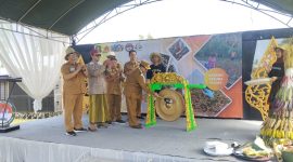TEPUK TANGAN:Wakil Bupati Sumenep, Imam Hasyim, saat memukul gong sebagai simbolis pembukaan festival tete masa (SandiGT - Seputar Jatim)