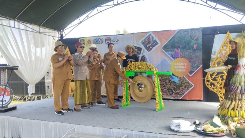 TEPUK TANGAN:Wakil Bupati Sumenep, Imam Hasyim, saat memukul gong sebagai simbolis pembukaan festival tete masa (SandiGT - Seputar Jatim)