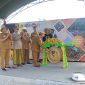 TEPUK TANGAN:Wakil Bupati Sumenep, Imam Hasyim, saat memukul gong sebagai simbolis pembukaan festival tete masa (SandiGT - Seputar Jatim)